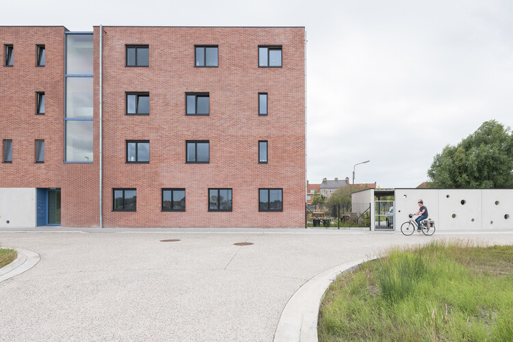 Социальная и многоуровневая жизнь / POLYGOON Architectuur - Фотография экстерьера, окна