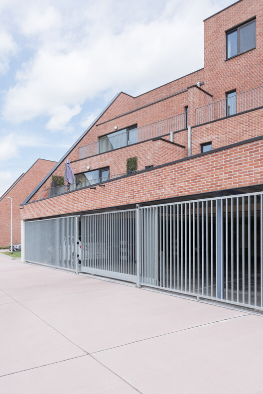 Социальная и многоуровневая жизнь / POLYGOON Architectuur - Экстерьерная фотография, Окна, Кирпич, Фасад