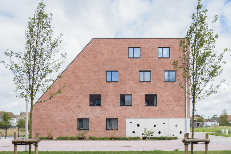 Социальная и многоуровневая жизнь / POLYGOON Architectuur - Экстерьерная фотография, Окна, Кирпич, Фасад