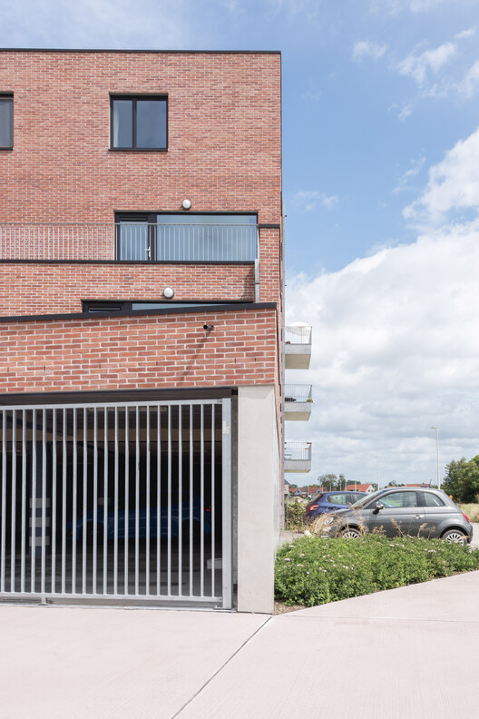 Социальная и многоуровневая жизнь / POLYGOON Architectuur - Экстерьерная фотография, окна, фасад