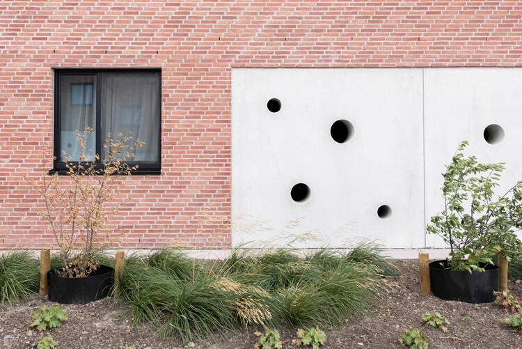Социальная и многоуровневая жизнь / POLYGOON Architectuur - Экстерьерная фотография, Окна, Кирпич, Фасад