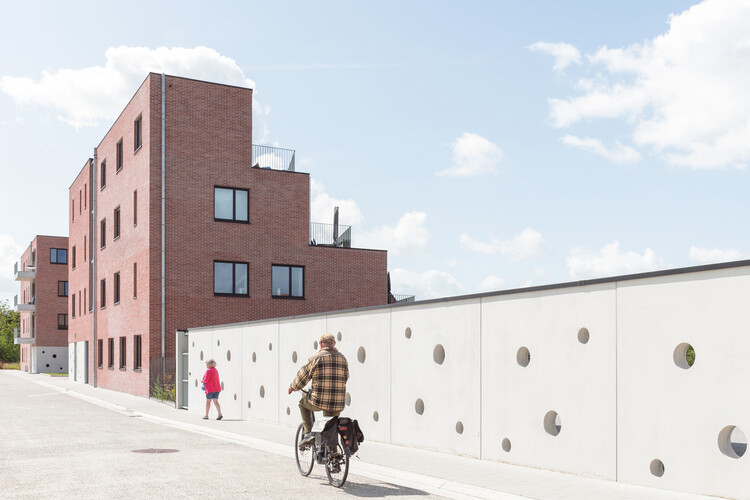 Социальная и многоуровневая жизнь / POLYGOON Architectuur - Экстерьерная фотография, окна, фасад