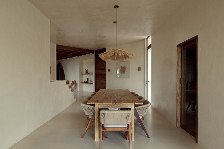 Mezcala House / TAQ Arquitectura - Фотография интерьера, Столовая, Стол, Стул, Балка
