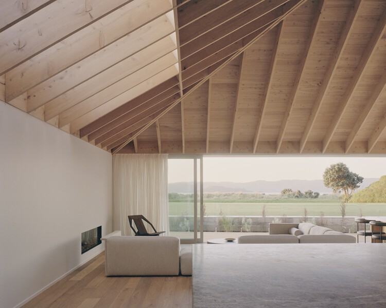 RK Residence / Seear-Budd Ross — Фотография интерьера, гостиная, балка