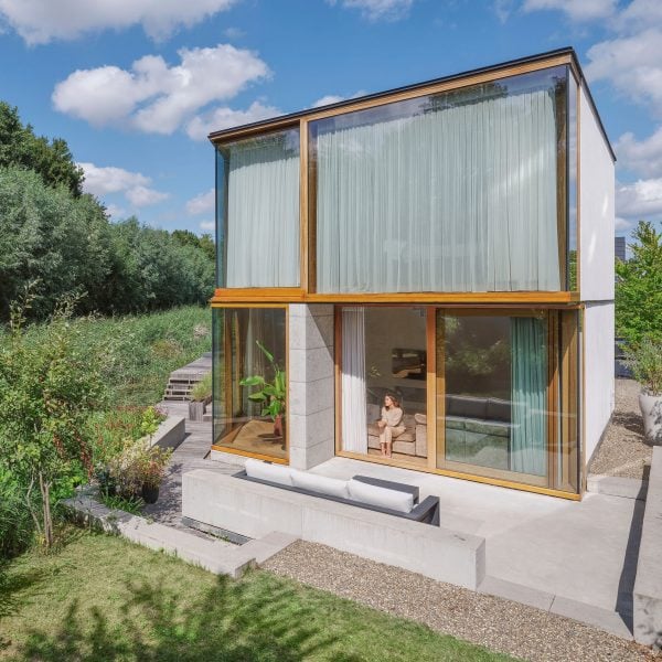 Studio Prototype завершает строительство Edge House в Амстердаме самостоятельно