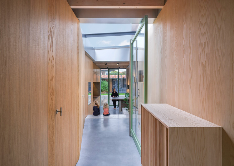East West House / Bloot Architecture — Фотография интерьера, дверь