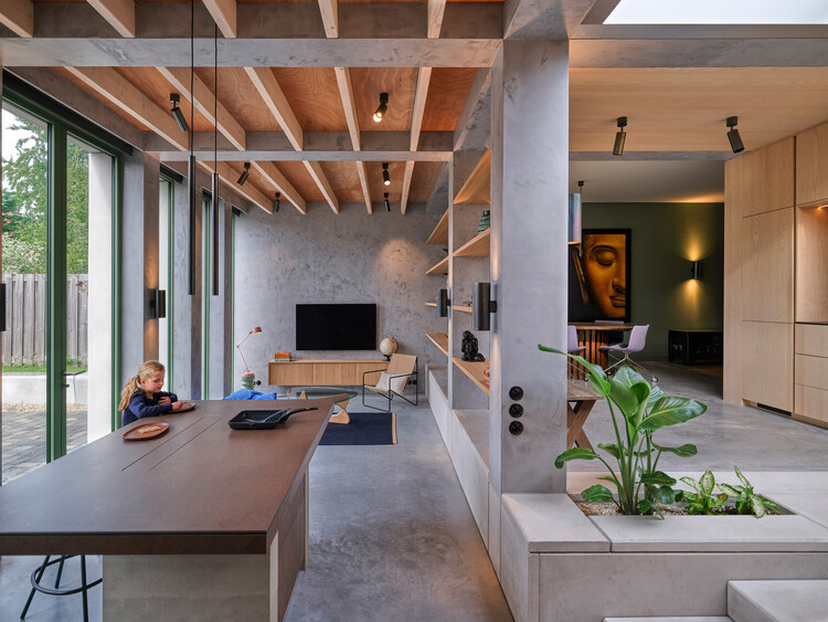 East West House / Bloot Architecture — фотография интерьера, стол, балка, окна