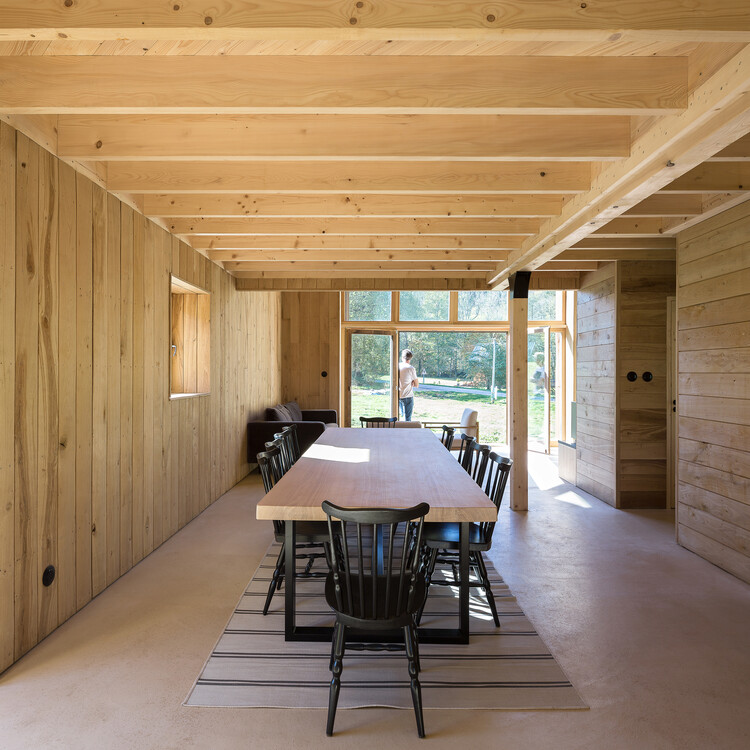 Ban-sur-Meurthe House / Studiolada - Фотография интерьера, Столовая, Стол, Стул, Балка, Окна