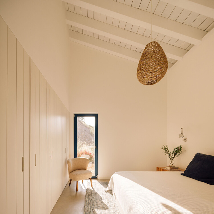 TFC House / LADO Arquitectura e Design - Фотография интерьера, Спальня, Дерево, Стол, Стул, Кровать, Окна