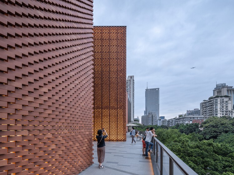 Город в городе Коммерческое здание / gmp Architects — Экстерьерная фотография