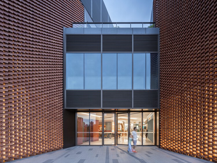 Город в городе Коммерческое здание / gmp Architects — фотография экстерьера, окна, кирпич, фасад