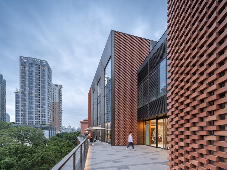 Город в городе Коммерческое здание / gmp Architects — фотография экстерьера, окна, фасад