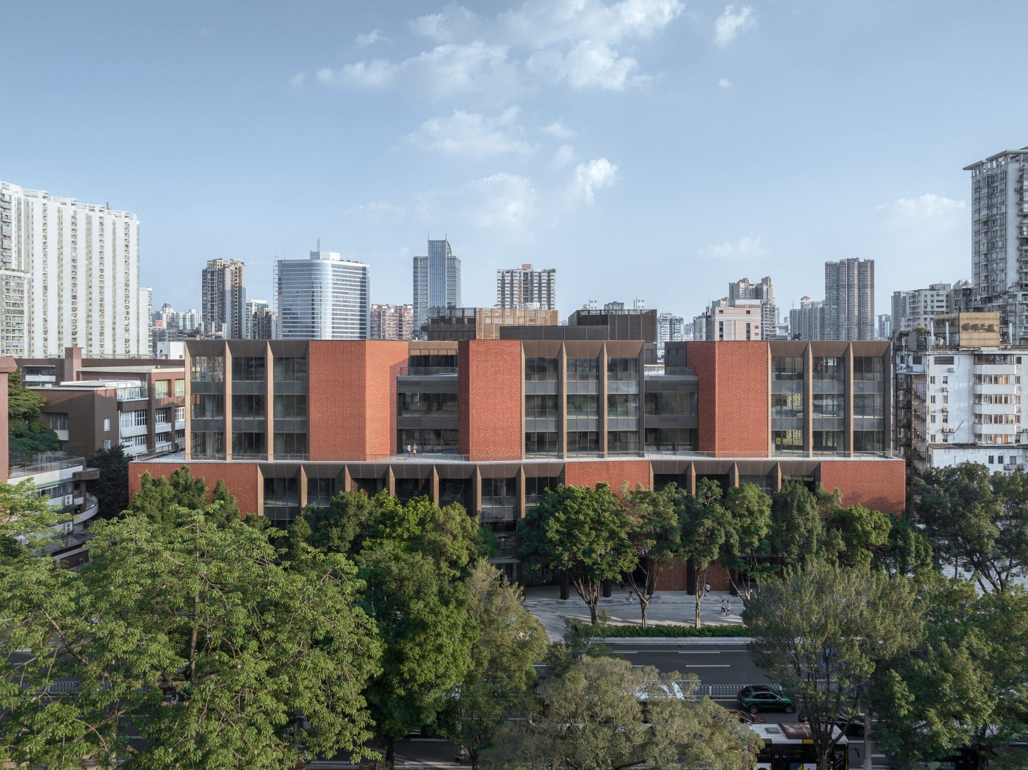 Город в городе Коммерческое здание / gmp Architects