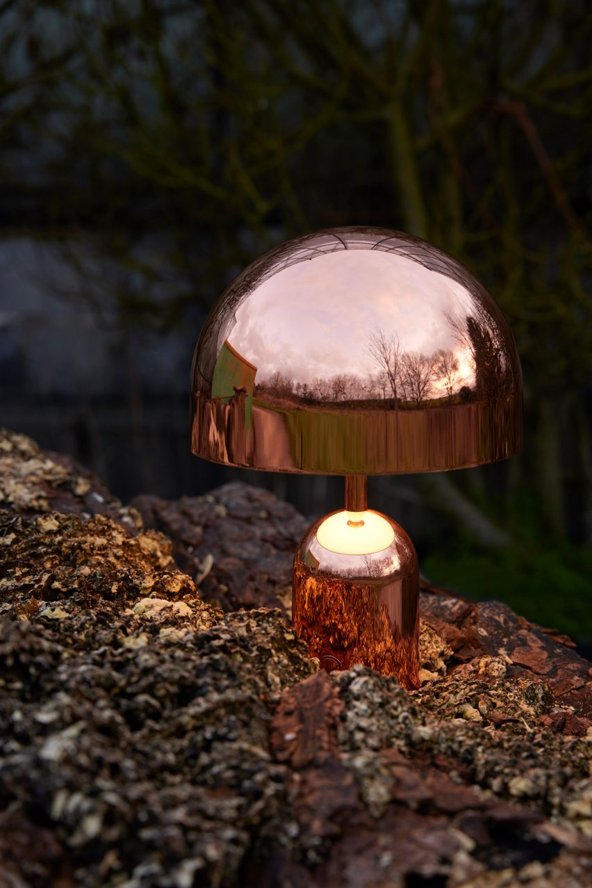 Bell Portable от Tom Dixon с медной отделкой, расположенный на открытом воздухе