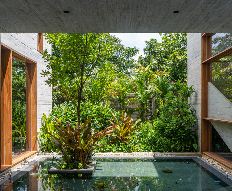 CHAABI House / SYSTEM Architects + EKNC - Экстерьерная фотография, окна, сад, балка, двор