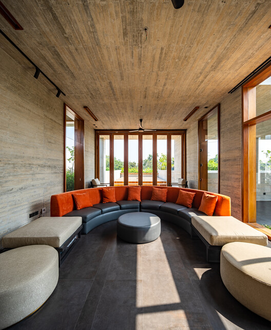 CHAABI House / SYSTEM Architects + EKNC - Фотография интерьера, гостиная, окна, стул, балка