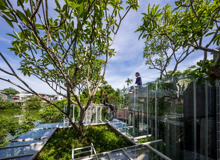 Люди на крыше дома Лабри от Nguyen Khai Architects & Associates.