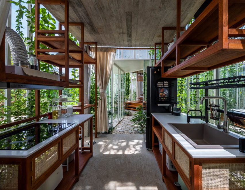 Интерьер кухни дома Лабри от Nguyen Khai Architects & Associates