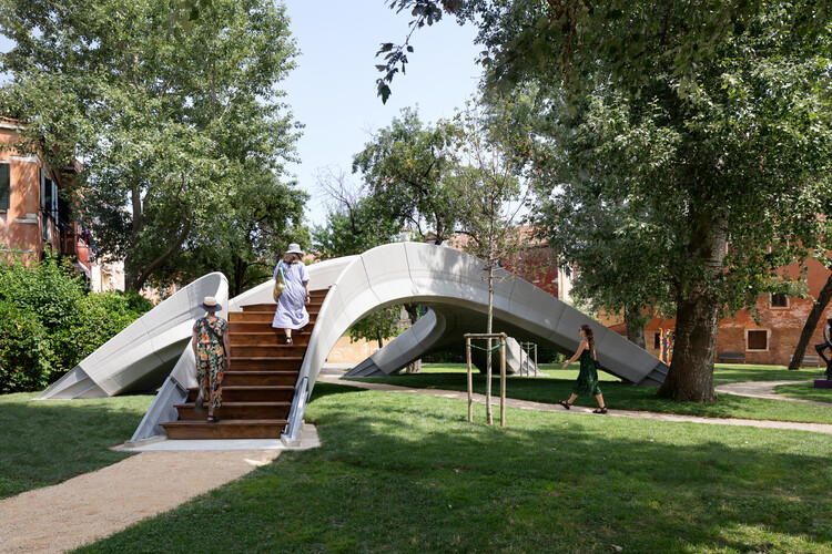 Мост Стриатус / Zaha Hadid Architects + Block Research Group – Экстерьерная фотография, лестница