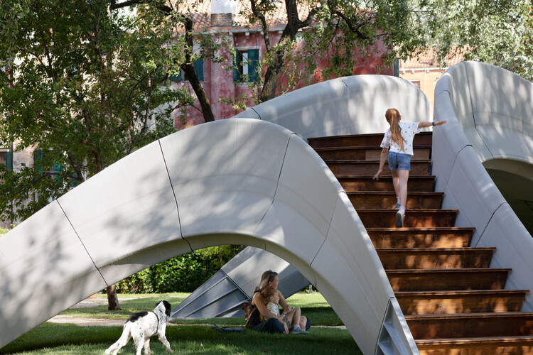 Мост Стриатус / Zaha Hadid Architects + Block Research Group – Экстерьерная фотография, лестница