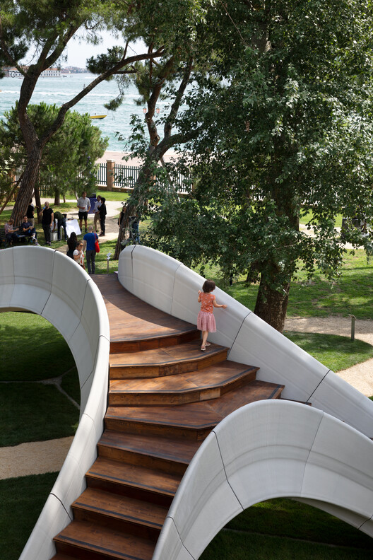 Мост Стриатус / Zaha Hadid Architects + Block Research Group – Экстерьерная фотография, лестница
