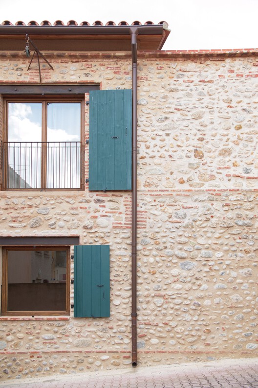 Casa Descadrell / SYMBIOSE Architecture & Design - Фотография интерьера, окна, кирпич, фасад