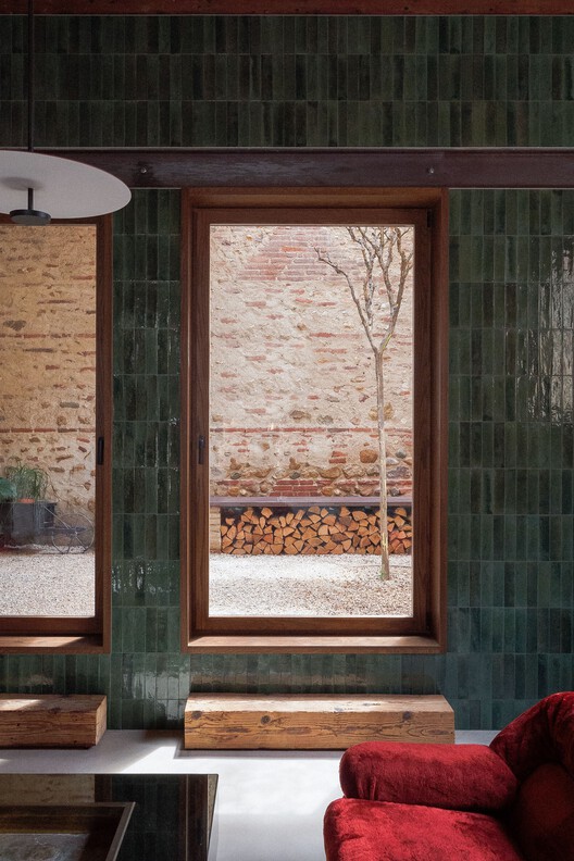 Casa Descadrell / SYMBIOSE Архитектура и дизайн - Фотография интерьера, Окна, Кирпич