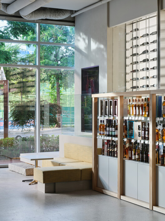 Магазин Winenara Seonsu / Studio Prepro - Фотография интерьера, стеллажи, окна
