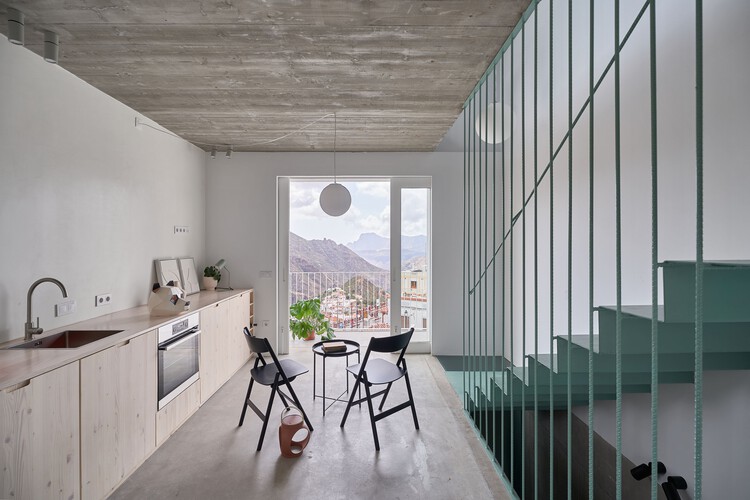 T House / XStudio — Фотография интерьера, кухня, раковина, стол, столешница, стул