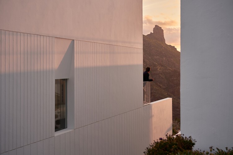 T House / XStudio - Фотография интерьера, Окна, Кирпич
