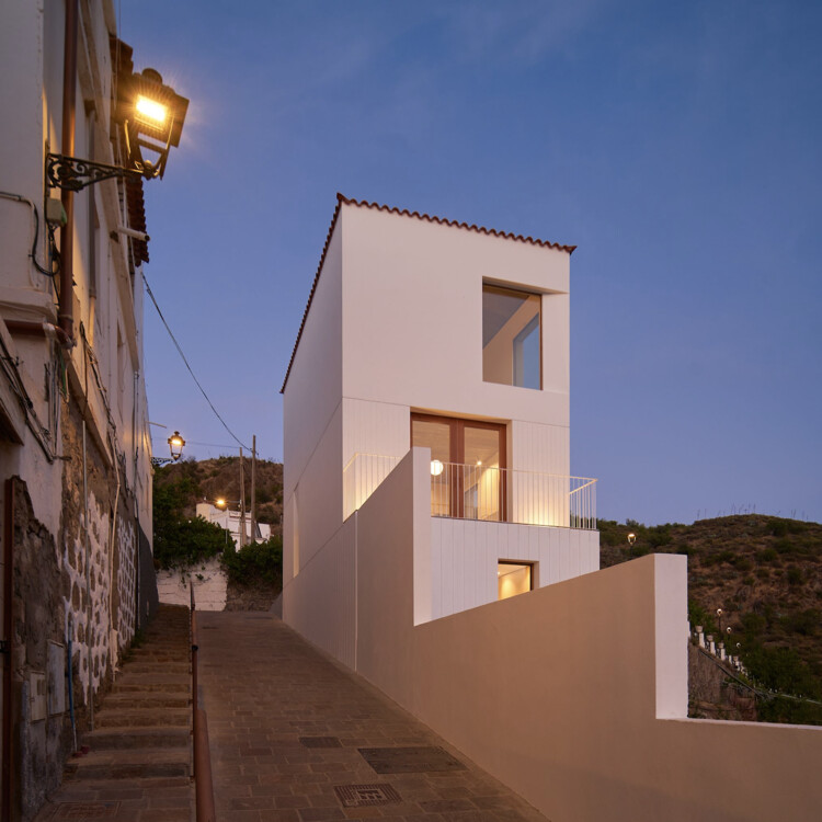 T House / XStudio — Фотография экстерьера, окна