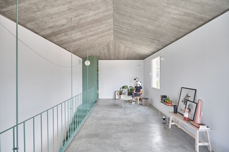 T House / XStudio - Фотография интерьера, скамейка, перила