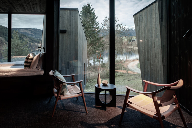 Elva Hotel / Mange Bekker Arkitektur - Экстерьерная фотография, Стол, Дерево, Стул, Окна, Терраса
