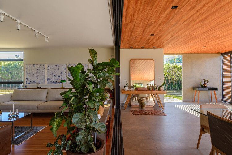 Roses House / Renan Mendes Arquitetura - Фотография интерьера, стол, окна, стул