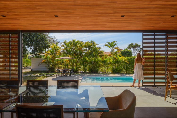 Roses House / Renan Mendes Arquitetura - Фотография интерьера, стул, патио