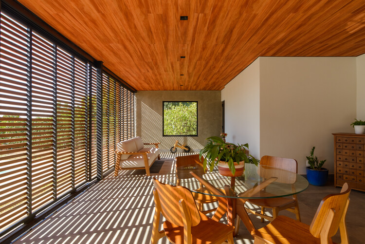 Roses House / Renan Mendes Arquitetura - Фотография интерьера, Столовая, Стул, Стол, Балка