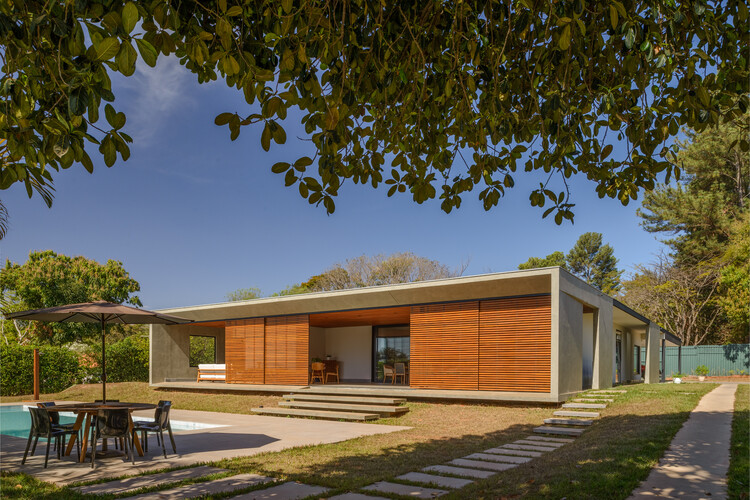 Roses House / Renan Mendes Arquitetura - Экстерьерная фотография, стол, фасад, сад