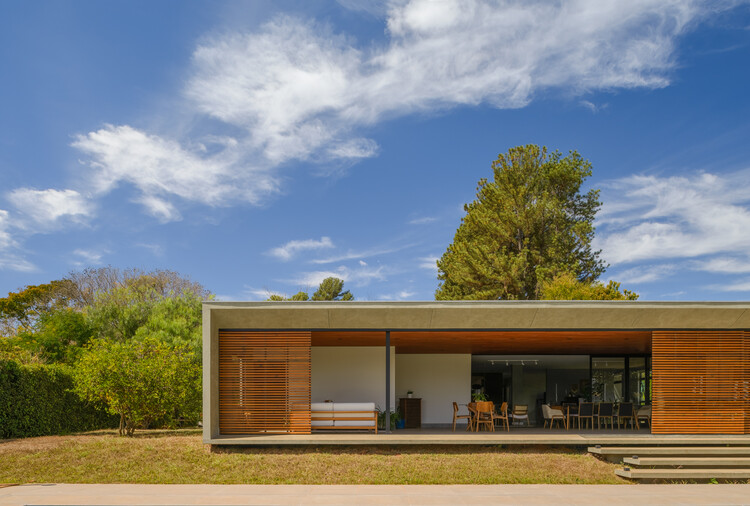 Roses House / Renan Mendes Arquitetura - Экстерьерная фотография, фасад, окна