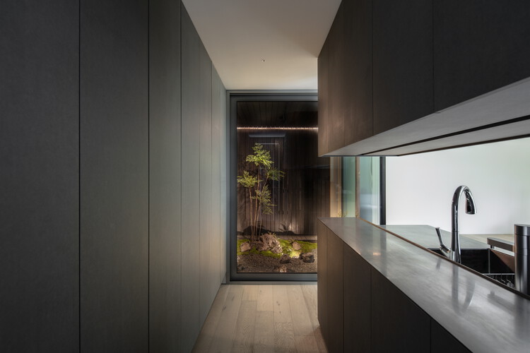 Zozo House / Ателье ITCH - Фотография интерьера, Столешница, Окна, Раковина