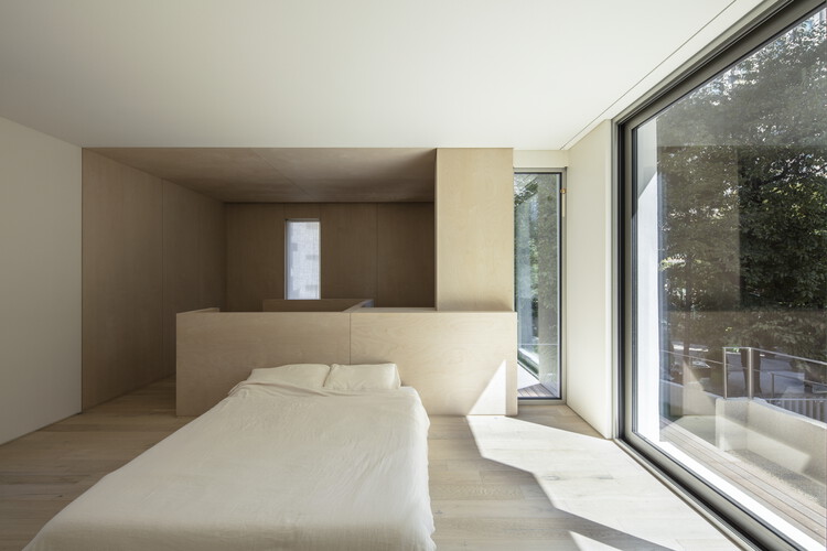 Zozo House / Ателье ITCH - Фотография интерьера, спальня, кровать, окна