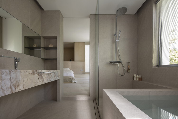 Zozo House / Ателье ITCH - Фотография интерьера, Ванная, Ванна, Окна, Раковина, Душ
