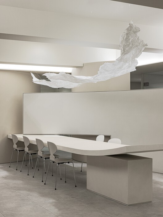 WISEWEDDING Consulting Lounge / RVMN + oftn studio - Фотография интерьера, стол, стул