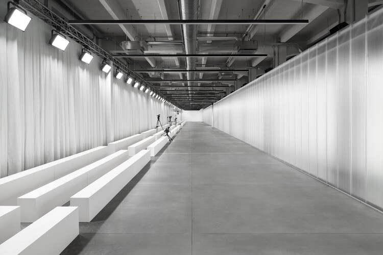 Сценография Антоса - Выпускной показ Polimoda 2023 / (ab)NORMAL - Интерьерная фотография