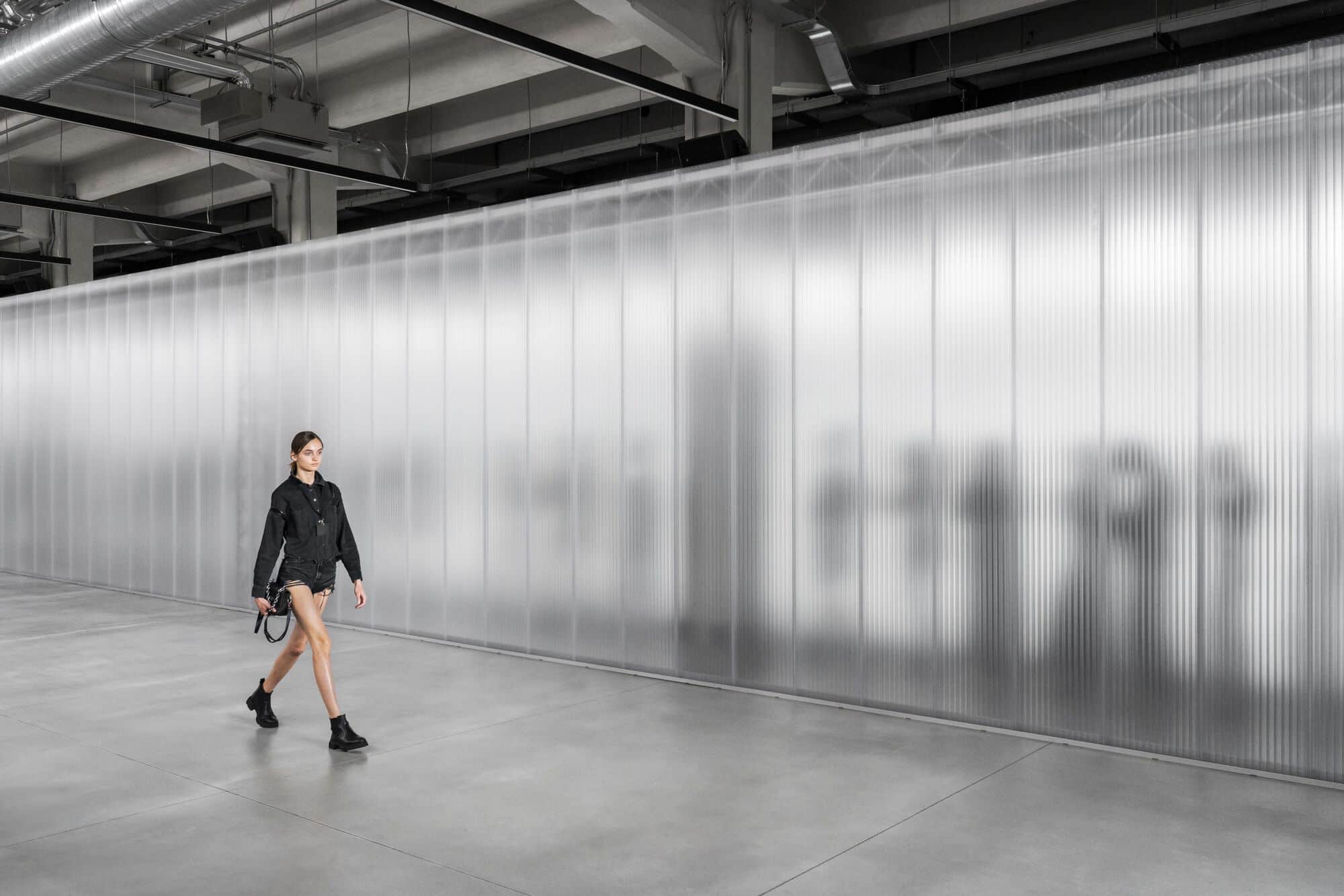 Сценография Антоса - Выпускной показ Polimoda 2023 / (ab)NORMAL