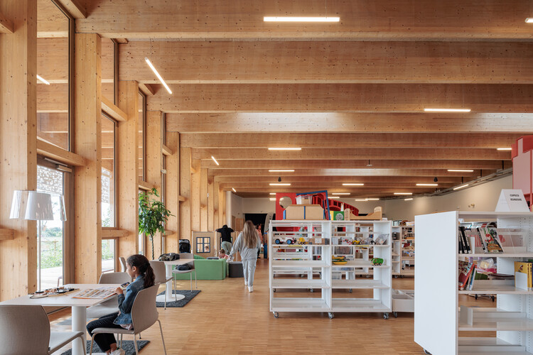 L'échappée / Atelier WOA - Фотография интерьера, стеллажи, стол, стул, окна
