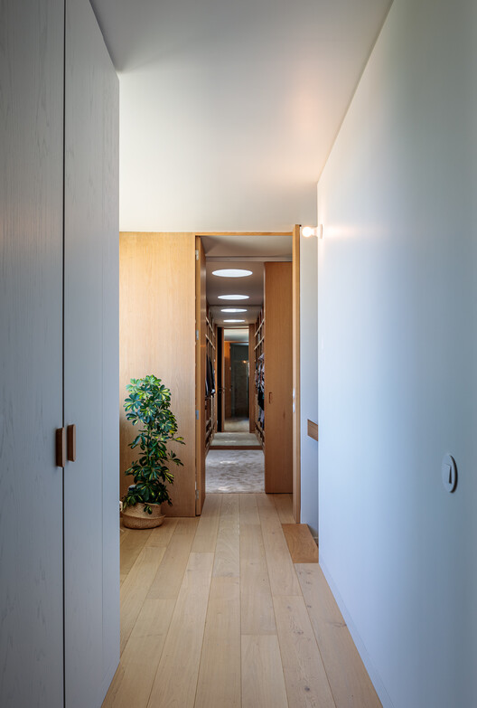 Дом в Кашиасе / João Caetano Arquitetura - Фотография интерьера, дверь
