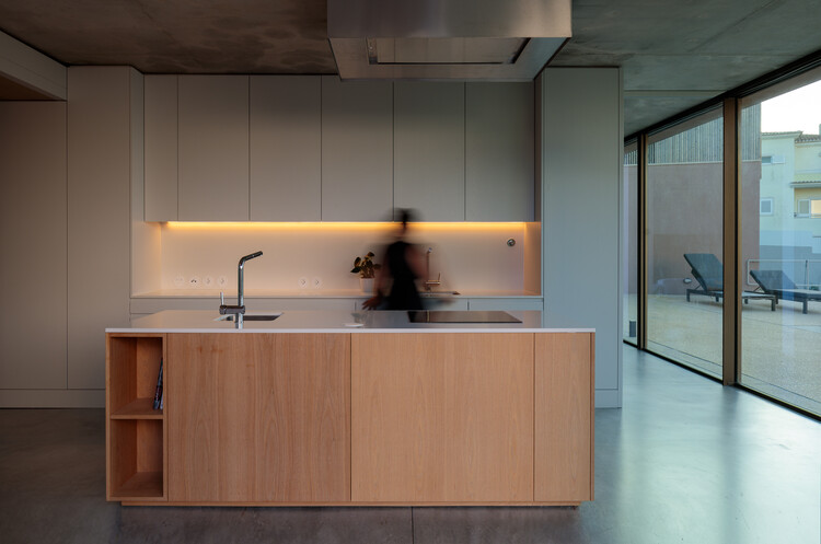 Дом в Кашиасе / João Caetano Arquitetura - Фотография интерьера, кухня, стол, столешница