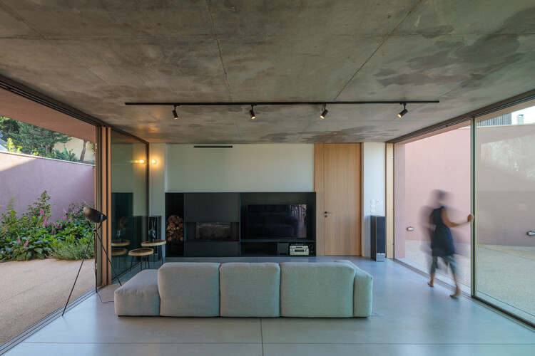 Дом в Кашиасе / João Caetano Arquitetura - Фотография интерьера, стул