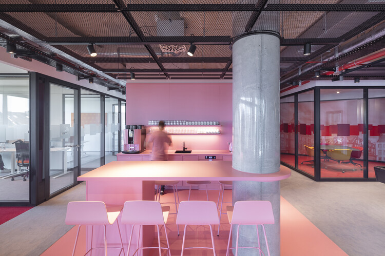 Eclipse Campus / UNStudio + HPP Architects — Фотография интерьера, стол, стул, балка