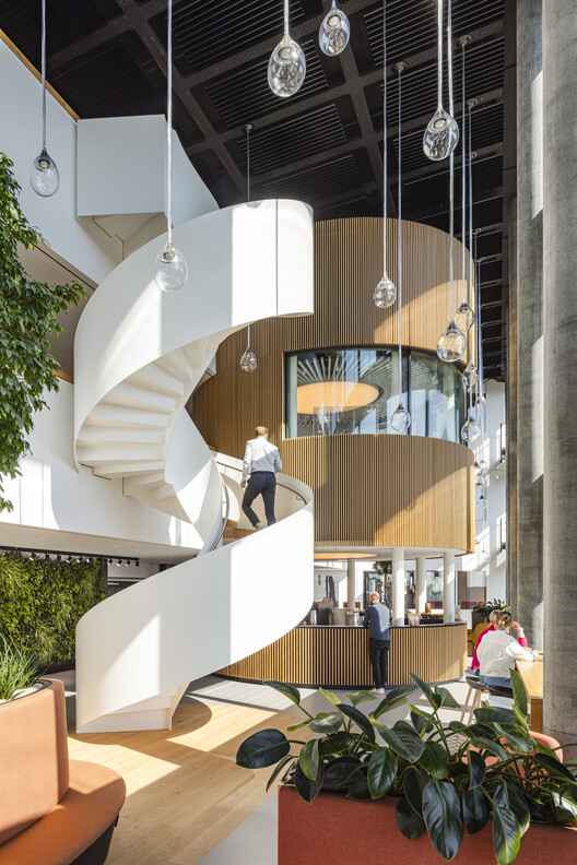 Кампус Eclipse / UNStudio + HPP Architects - Фотография интерьера, лестница, фасад, балка